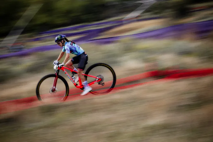 Gwendalyn Gibson op 32 inch Trek SuperFly prototype