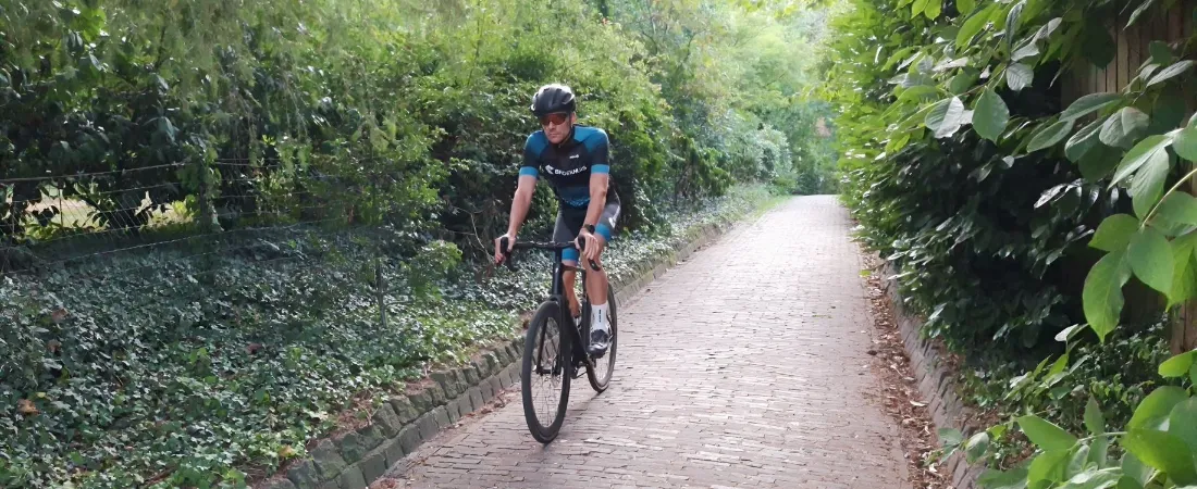 Trek Domane Gen 5 testrit op klinkerweg Trek Domane Gen 5 testrit op klinkerweg