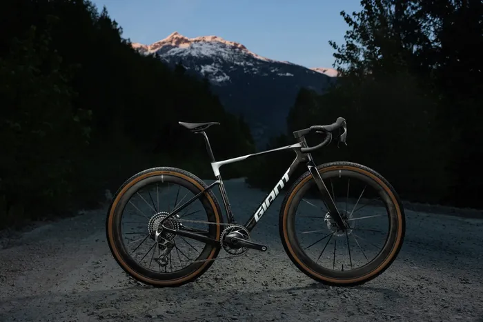 Giant Revolt Advanced SL 0 kleur Raw Carbon