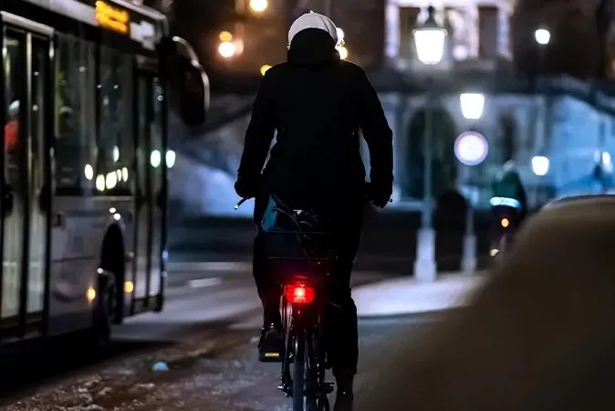 content-website-700-x-467-px-afb-veilig-fietsen-donker-1100x450-700x467 undefined